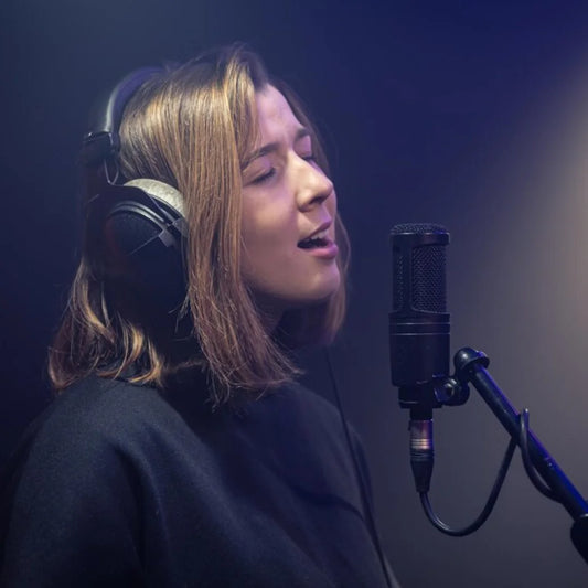 Chanteuse en studio enregistrant une chanson personnalisée Melunea